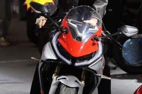 YIHAO-关于摩托车赛巡回赛上演强强对话，海滨霹雳队翻盘闽南天虎队，战术调整见效；锋线火力回暖的信息