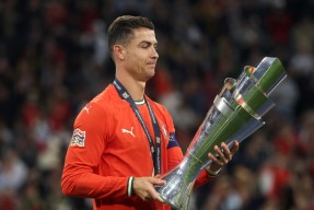 壹号娱乐-包含C罗回归赛场，精彩发挥首场状态亮眼，湖人观众沸腾！的词条